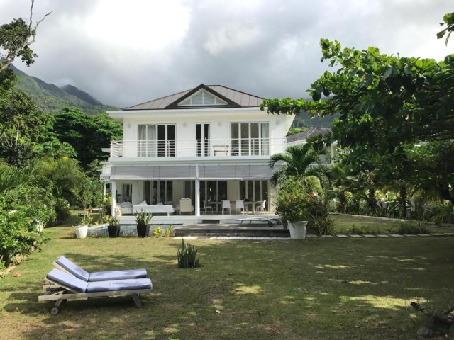 Villa Mimi - Four bedroom beachfront villa with plunge pool