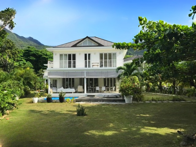 Villa Mimi - Four bedroom beachfront villa with plunge pool