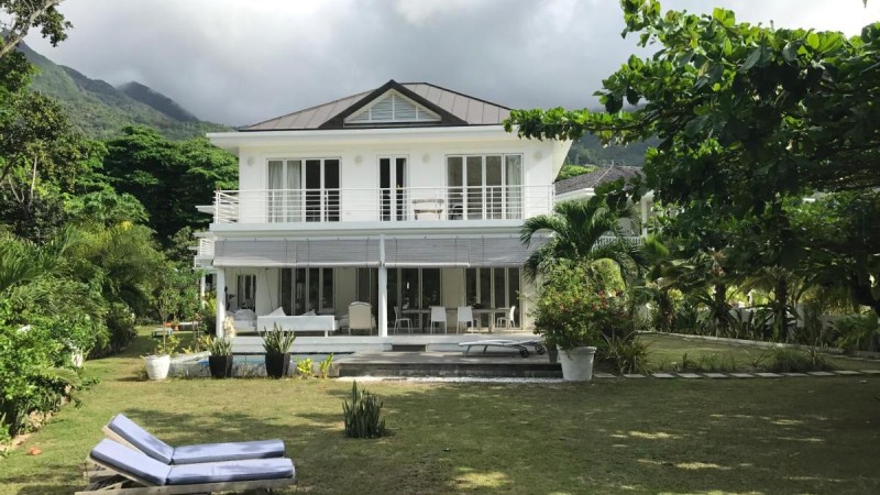 Villa Mimi - Four bedroom beachfront villa with plunge pool