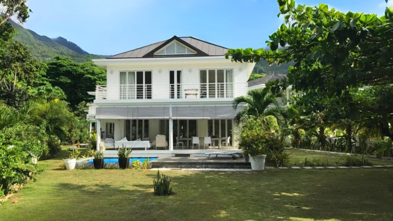 Villa Mimi - Four bedroom beachfront villa with plunge pool