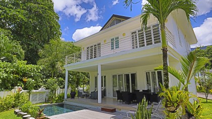 Villa Blanc - Villa mit drei Schlafzimmern und Tauchbecken