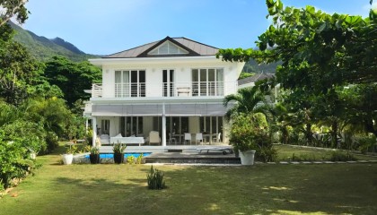 Villa Mimi - Four bedroom beachfront villa with plunge pool