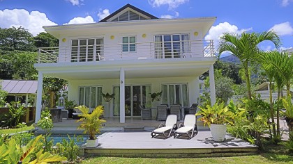 Les Jolies Eaux - Villa mit drei Schlafzimmern und Tauchbecken